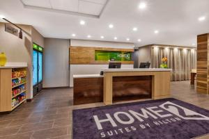 um lobby de uma casa suites por unifdhealthcare em Home2 Suites By Hilton Battle Creek, Mi em Battle Creek