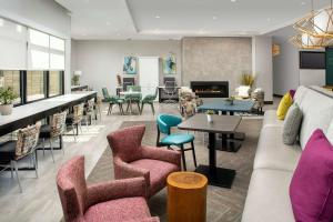 Home2 Suites By Hilton Denver Northfield में टेलीविजन और/या मनोरंजन केंद्र