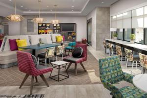 Home2 Suites By Hilton Denver Northfield पर बैठने की जगह