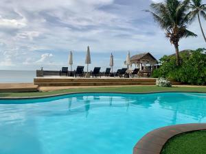 basen nad oceanem z parasolami w obiekcie 4U Resort Samui w mieście Lamai