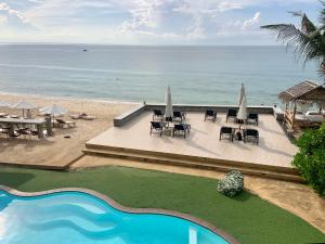 z góry widok na ośrodek z basenem i plażą w obiekcie 4U Resort Samui w mieście Lamai