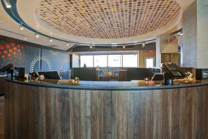 una hall con bar in ospedale di Tru By Hilton Monroe, Oh a Monroe