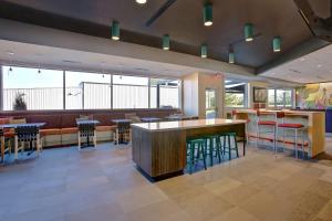 un ristorante con bar e alcuni sgabelli di Tru By Hilton Monroe, Oh a Monroe