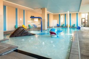 The swimming pool at or close to Home2 Suites By Hilton Boise Downtown