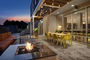 un patio con camino, tavolo e sedie. di Home2 Suites By Hilton Raleigh North I-540 a Raleigh