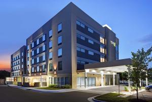 un grande edificio nero con parcheggio di Home2 Suites By Hilton Raleigh North I-540 a Raleigh