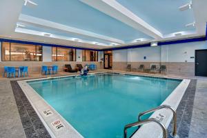 Kolam renang di atau di dekat Home2 Suites By Hilton Kalamazoo Downtown, Mi