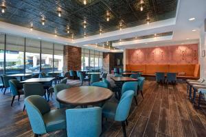 Area tempat duduk di Home2 Suites By Hilton Kalamazoo Downtown, Mi