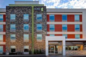 un edificio con un cartello stradale di Home2 Suites By Hilton Lincolnshire Chicago a Lincolnshire