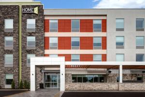 un edificio con un cartello che legge casa di Home2 Suites By Hilton Lincolnshire Chicago a Lincolnshire