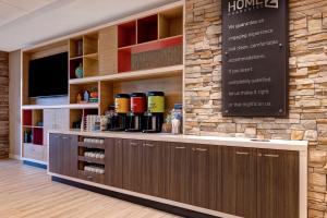 un ristorante con bancone e menù di Home2 Suites By Hilton Lincolnshire Chicago a Lincolnshire