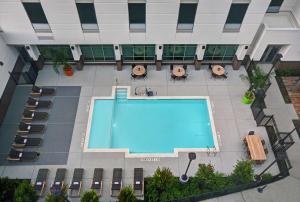 vista sul soffitto di una piscina in un edificio di Home2 Suites by Hilton Houston Medical Center, TX a Houston