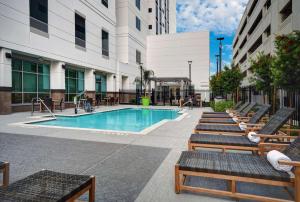 una piscina in un edificio con sedie e una piscina di Home2 Suites by Hilton Houston Medical Center, TX a Houston