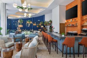 Hilton Garden Inn Cancun Airport電視和／或娛樂中心