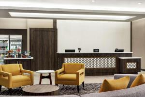 una sala de espera con 2 sillas y una mesa en Homewood Suites By Hilton Springfield Medical District, en Springfield