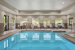 una piscina con sillas y una mesa en Homewood Suites By Hilton Springfield Medical District, en Springfield