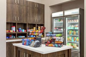 una tienda con un mostrador con comida y bebida en Homewood Suites By Hilton Springfield Medical District, en Springfield