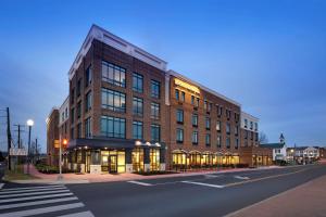 een groot bakstenen gebouw op de hoek van een straat bij Hilton Garden Inn Haymarket in Haymarket