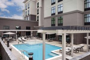 una piscina di fronte a un edificio di Homewood Suites By Hilton Louisville Airport a Louisville