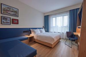 Hampton By Hilton Poznan Swarzedz tesisinde bir odada yatak veya yataklar