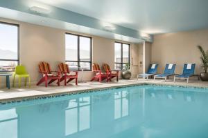 Swimming pool sa o malapit sa Home2 Suites By Hilton Colorado Springs I-25 Central