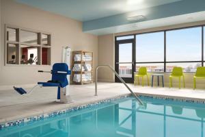 Swimming pool sa o malapit sa Home2 Suites By Hilton Colorado Springs I-25 Central