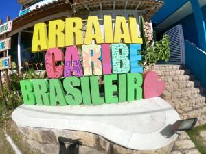 um sinal em frente a um edifício com um sinal que diz anual am fundraiser em Pousada Mirante da Prainha em Arraial do Cabo