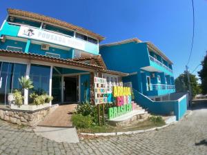 um edifício azul com um sinal em frente em Pousada Mirante da Prainha em Arraial do Cabo