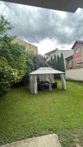 uma tenda branca sentada num campo de relva em ALOHA apartment em Novi Pazar