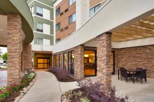 un cortile con tavolo e sedie in un edificio di Courtyard by Marriott Houston NASA Clear Lake a Nassau Bay