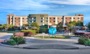 un edificio con una scultura blu di fronte di Courtyard by Marriott Houston NASA Clear Lake a Nassau Bay