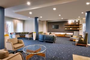 una hall con sala d'attesa con divani e TV di Courtyard by Marriott Houston NASA Clear Lake a Nassau Bay