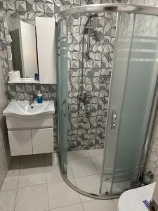 La salle de bains est pourvue d'une douche et d'un lavabo. dans l'établissement Aura Boutique Hotel, à Sidé