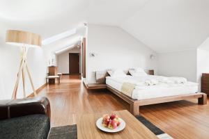 - une chambre avec un lit et une assiette de fruits sur une table dans l'établissement Hotel Żywiecki Medical SPA & Sport Żywiec, à Żywiec