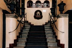 eine Treppe in einem Gebäude mit einer Statue in der Unterkunft Best Western Plus JA Hotel Karlskrona in Karlskrona