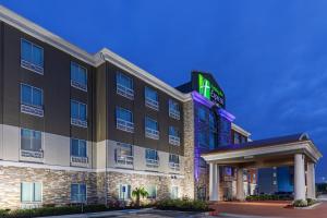 une image d'un bâtiment d'hôtel avec un panneau éclairé dans l'établissement Holiday Inn Express Houston Space Center-Clear Lake by IHG, à Webster