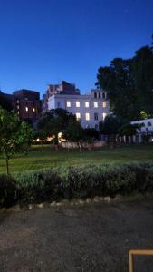 ein beleuchtetes Gebäude in einem Park in der Nacht in der Unterkunft Borgo Ripa Urban Travel in Rom