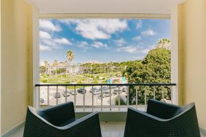 Un balcón o terraza en Rent4Rest Estoril Beachfront Apartments