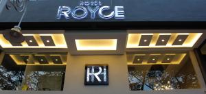 吉隆坡的住宿－Royce Hotel @ KL Sentral，前面有标牌的商店