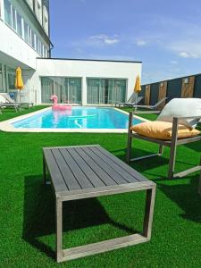 בריכת השחייה שנמצאת ב-ibis Styles Poitiers Nord או באזור