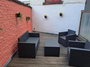 een groep stoelen en tafels op een patio bij bel etage woning in Gent