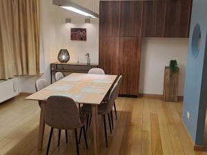 een eetkamer met een houten tafel en stoelen bij bel etage woning in Gent