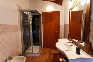 y baño con 2 lavabos y ducha. en Onlyrooms I - Central & Quiet Area, en Cagliari