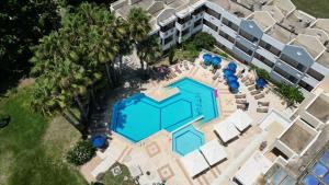 A piscina localizada em Olgas Paradise Apartments ou nos arredores