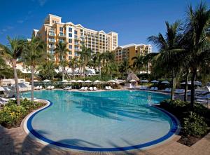 Hồ bơi trong/gần Lovely Deluxe Unit Located at Ritz Carlton - Key Biscayne!