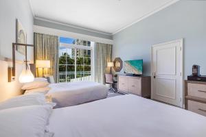 Giường trong phòng chung tại Lovely Deluxe Unit Located at Ritz Carlton - Key Biscayne!