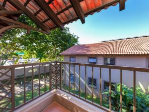 een balkon met uitzicht op een gebouw bij Mercure Hotel Nelspruit in Nelspruit