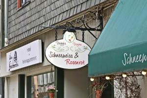 ein Schild für ein Restaurant an der Seite eines Gebäudes in der Unterkunft Hotel Alte Färberei in Goslar