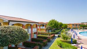 szereg budynków apartamentowych z basenem w obiekcie Pini Village Lido Altanea w Caorle