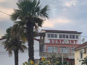 eine Palme vor einem Sonnenhotel in der Unterkunft Apartments Sunpoint in Ulcinj